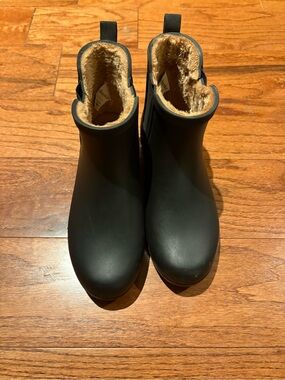 chooka Women’s Black Faux-Fur Lined Ankle Rain Boots Size 8.